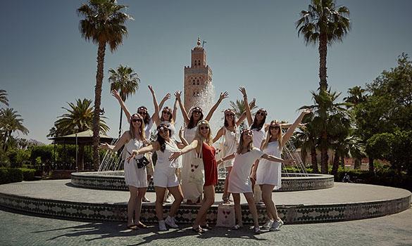 Séance photo EVJF devant la Koutoubia à Marrakech. Photographe Shooting Marrakech