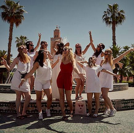 Groupe EVJF devant la Koutoubia à Marrakech. Photographe Shooting Marrakech