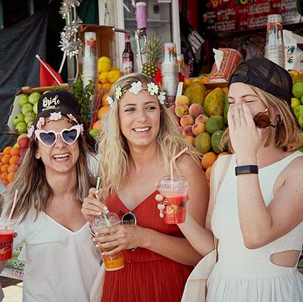 Portrait photo joyeux EVJF à Marrakech. Photographe Shooting Marrakech