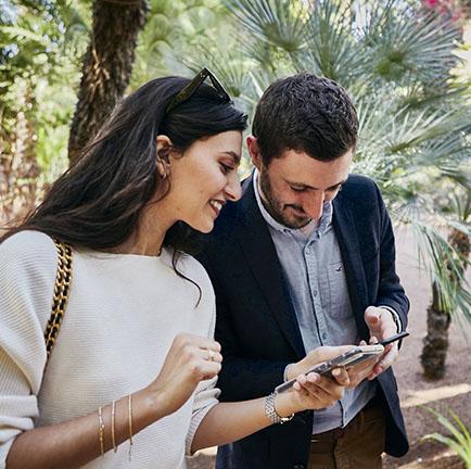 Séance photo de couple Shooting Star au jardin Majorelle de Marrakech