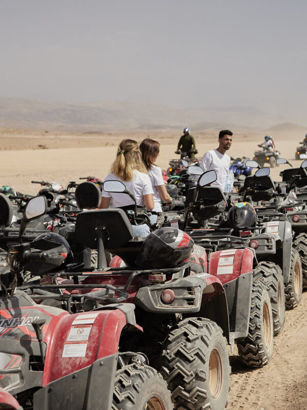 Réservez votre séance photo à Marrakech avec un photographe professionnel. Couple, famille, EVJF, mariage et souvenirs de voyage à Marrakech et Agafay.