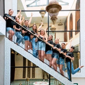 Photo de groupe EVJF dans un riad à Marrakech avec la future mariée