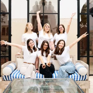 Séance photo EVJF à Marrakech dans un riad avec groupe d’amies