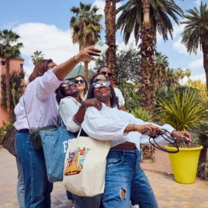 Photo fun de la future mariée avec ses amies pour un EVJF à Marrakech