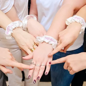 Détail bague et mains des participantes pendant un EVJF à Marrakech