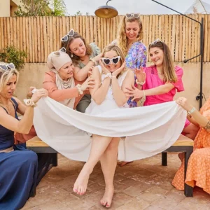 Photo fun de la future mariée avec ses amies pour un EVJF à Marrakech