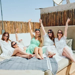 Photo fun de la future mariée avec ses amies pour un EVJF à Marrakech