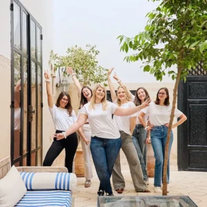 Photo de groupe EVJF dans un riad à Marrakech avec la future mariée