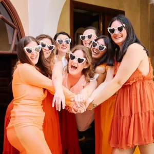 Photo fun de la future mariée avec ses amies pour un EVJF à Marrakech