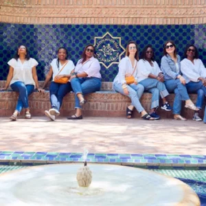 Groupe d’amies en visite au jardin Majorelle pendant un EVJF à Marrakech