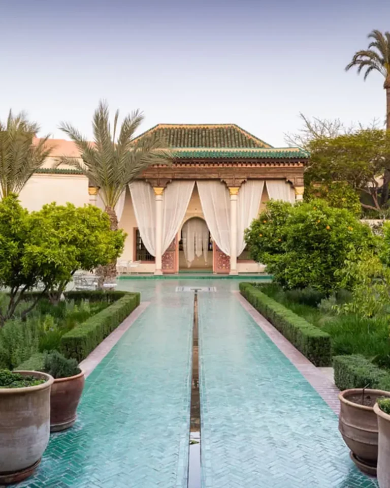 Réservez votre séance photo à Marrakech avec un photographe professionnel. Couple, famille, EVJF, mariage et souvenirs de voyage à Marrakech et Agafay.