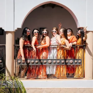 Séance photo fun EVJF à Marrakech dans un riad