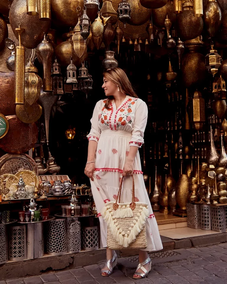 Réservez votre séance photo à Marrakech avec un photographe professionnel. Couple, famille, EVJF, mariage et souvenirs de voyage à Marrakech et Agafay.