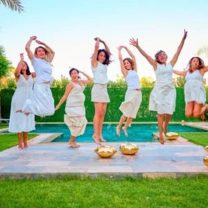 Soirée anniversaire au bord de la piscine dans une villa à Marrakech